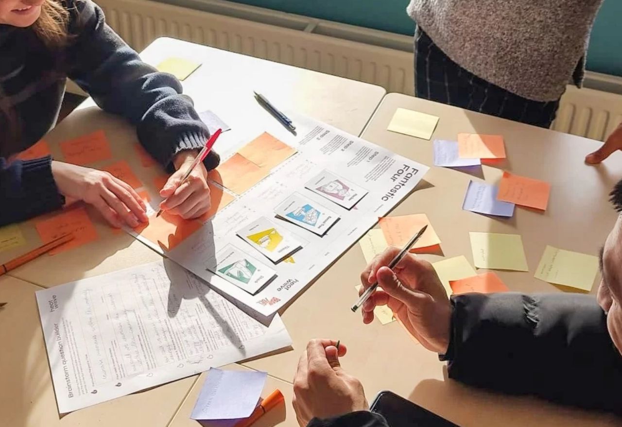 Werksessie met briefjes op tafel.