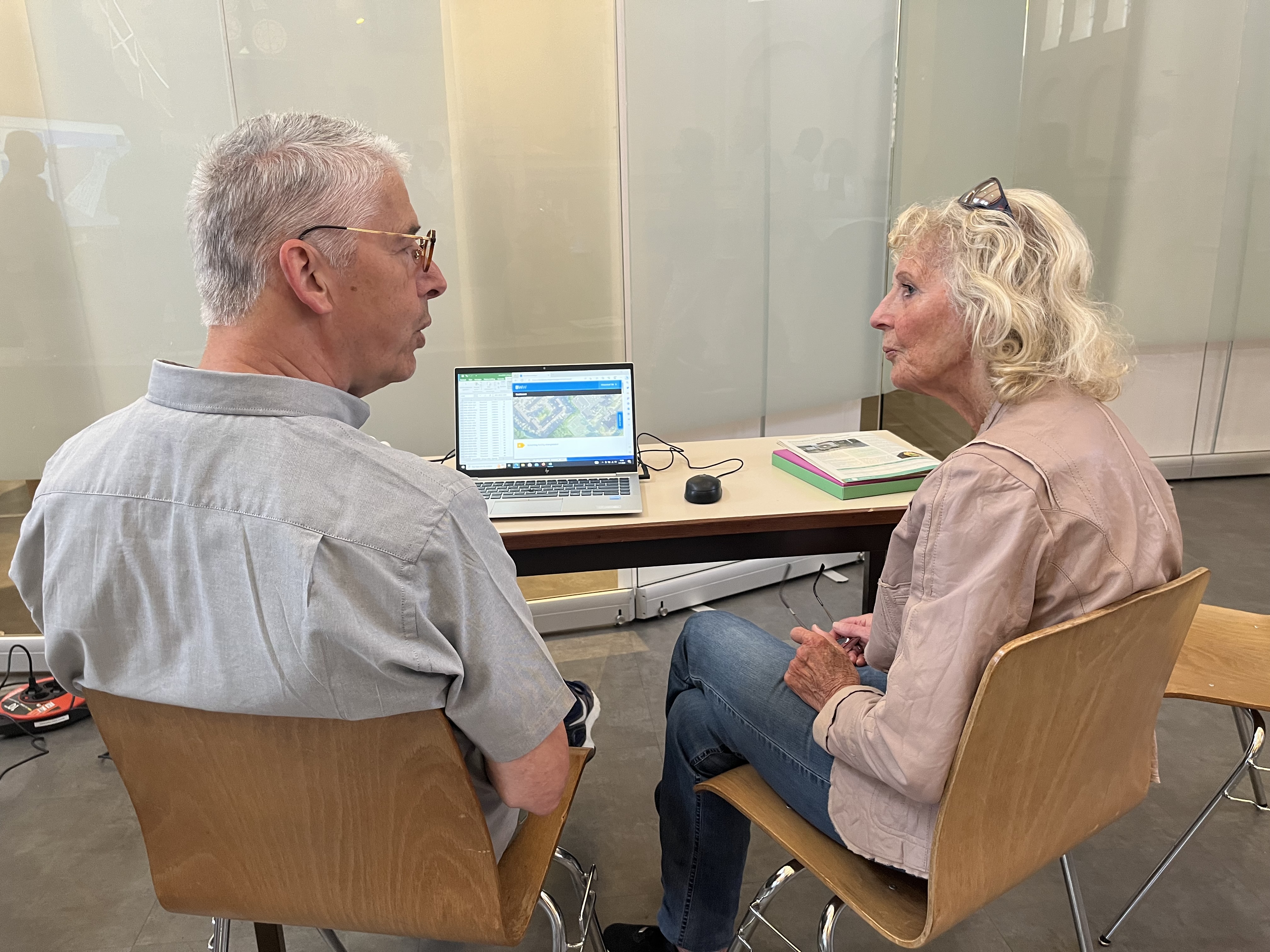 Een energiecoach helpt een bewoner met de app.